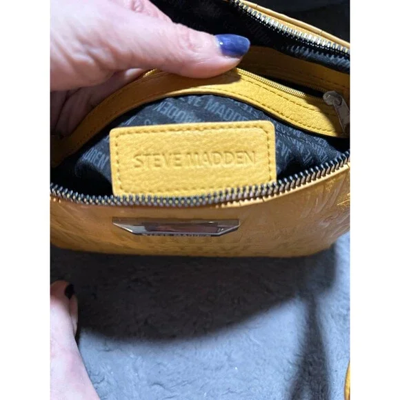 Steve Madden yellow clutch - Picture 5 of 5